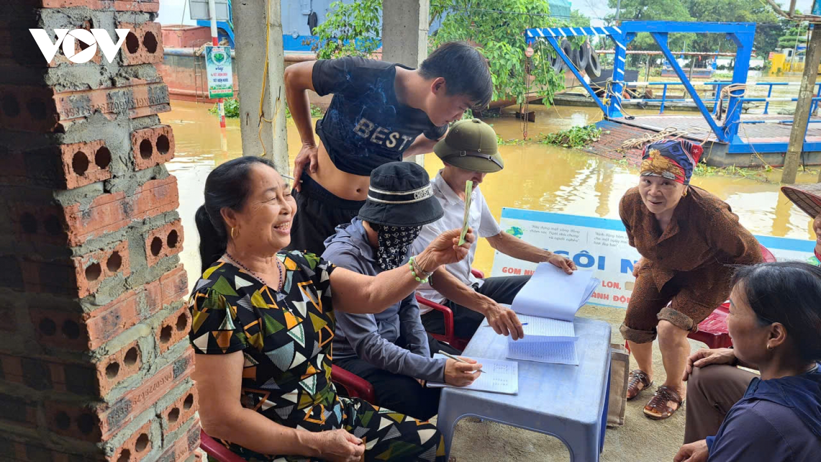 Ấm lòng quà 2/9 đến tay bà con vùng lũ Ninh Bình